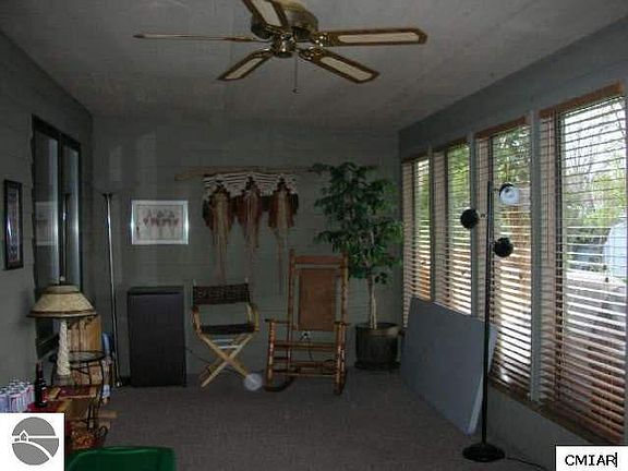 5th image of 300 Russell St