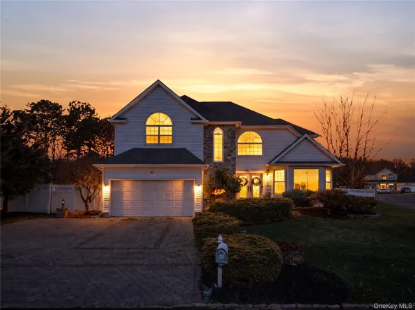 2 Mayflower Lane, Holtsville, NY 11742