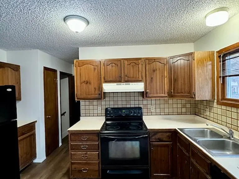 1605 W Koch St — Photo 11