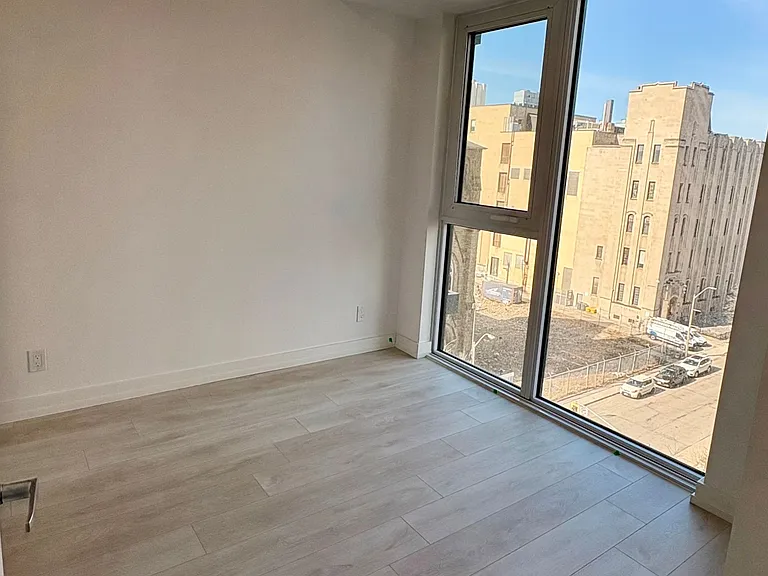75 James St S #727 — Photo 13