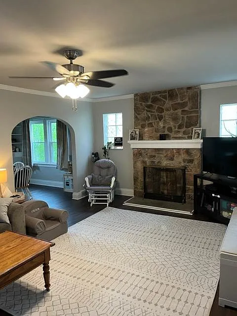 3 bed, 1296 sqft, $1,900 — Photo 2