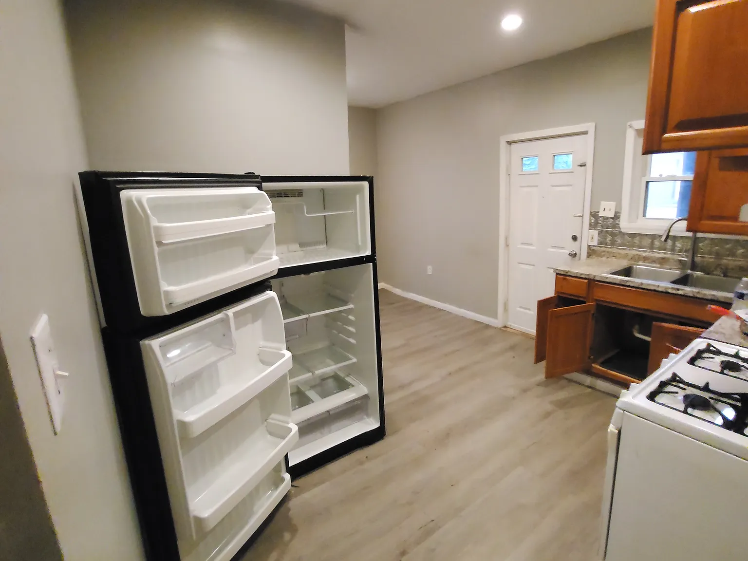 3 bed, $1,300 — Photo 4