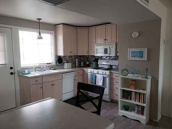 Fully furn. kitchen