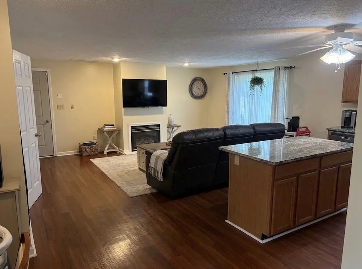 3 bed, 1.5 bath, 1150 sqft, $2,400 — Photo 2