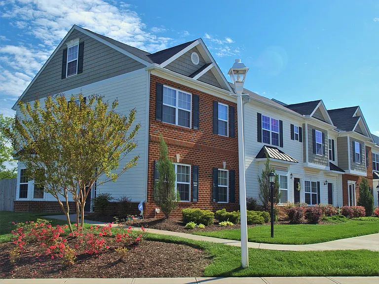 Rivermont Crossing Townhomes & Apartments — Photo 25