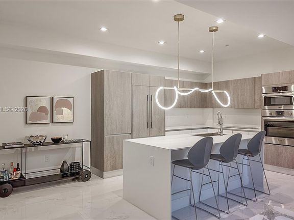 5th image of 456 NE 39th St #112