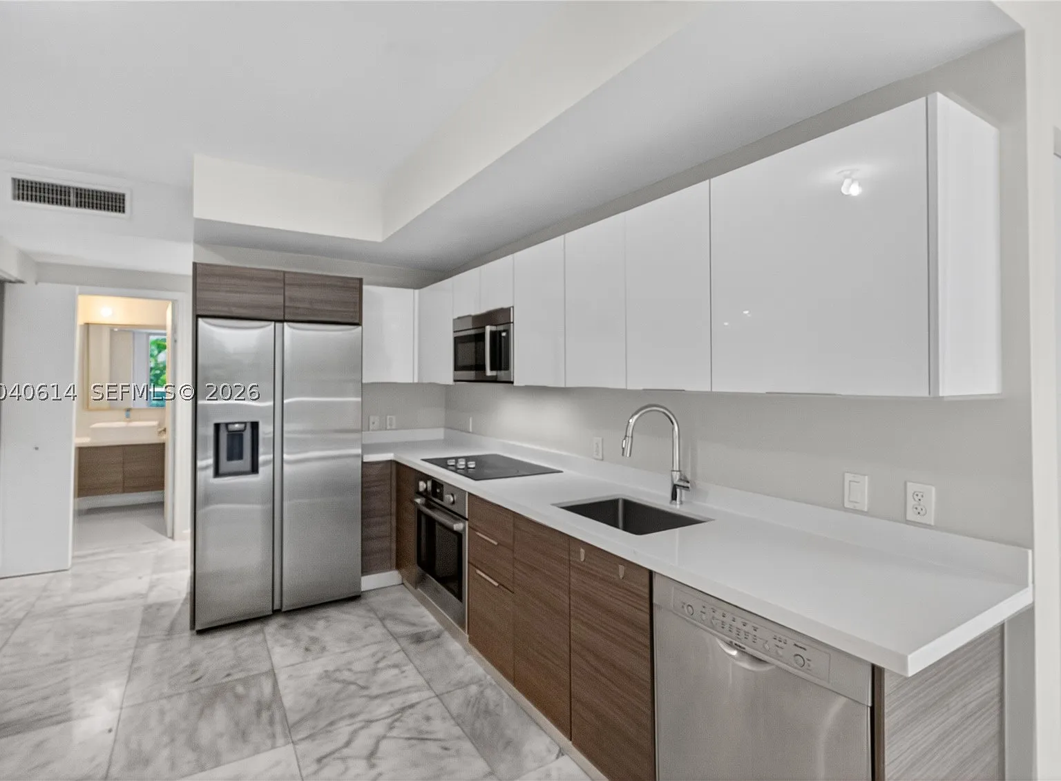 3 bed, 2.5 bath, 1273 sqft, $5,200 — Photo 2