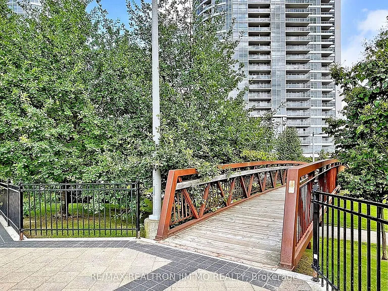255 Village Green Sq #808 — Photo 43