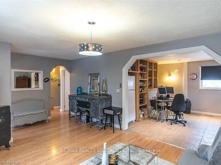 9697 Dickenson Rd W — Photo 12