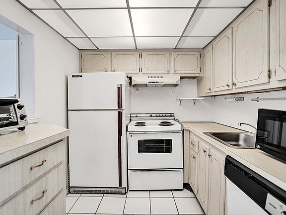 5th image of 3038 Berkshire B #3038