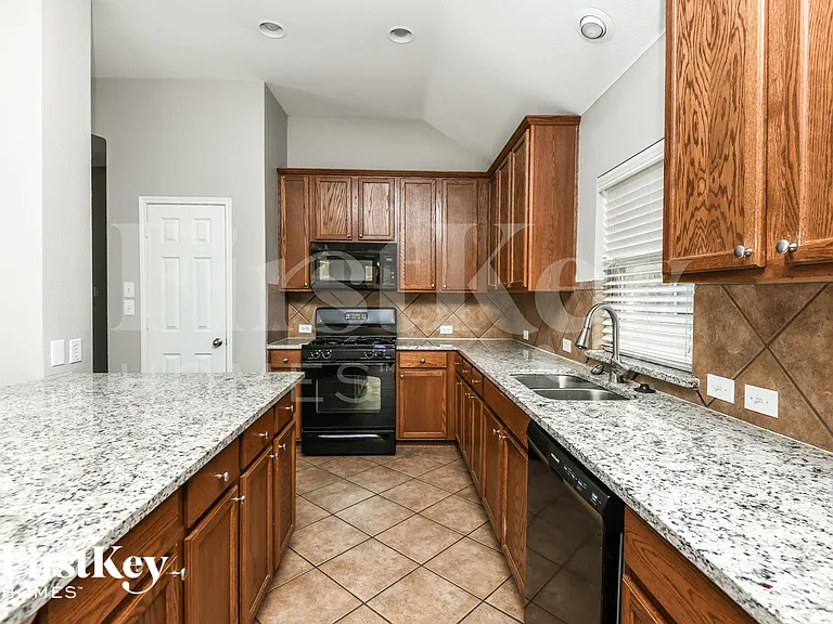 423 Hackberry Dr — Photo 5