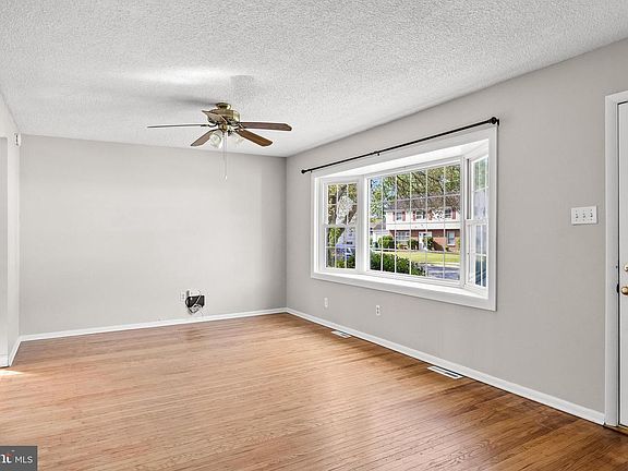 3rd image of 32 Bettlewood Rd