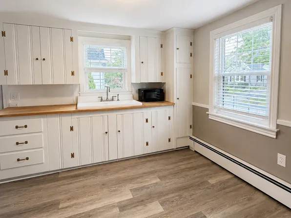 31 Parkway Ave, Cranston, RI 02905