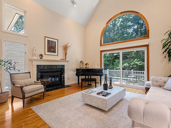 5th image of 375 Atherton St