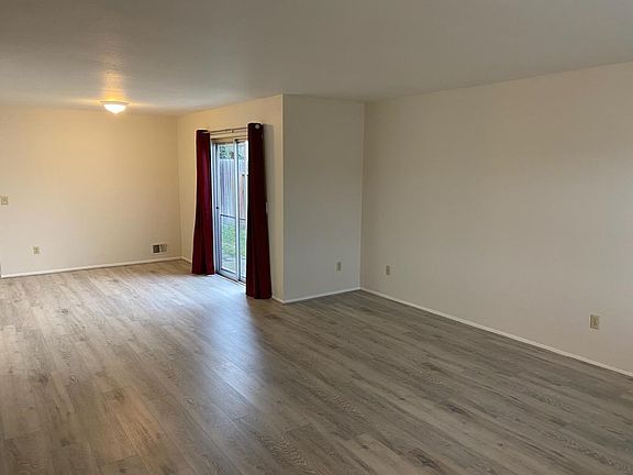 4th image of 491 Vivienne Dr