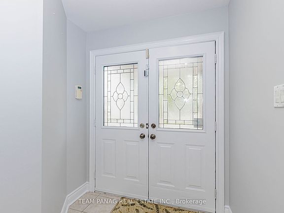 5th image of 233 Queen Mary Dr