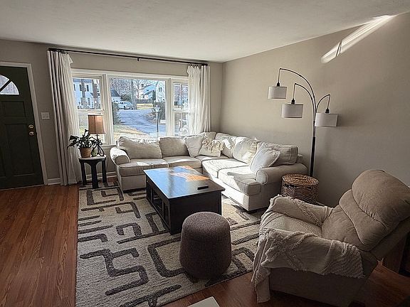 3rd image of 105 Brook Ln
