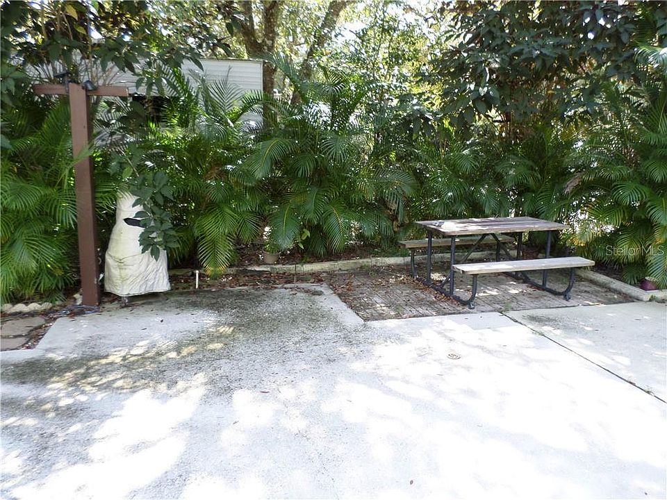 2nd image of 250 NE Saddle Ln