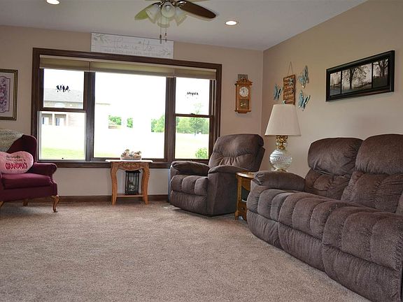 3rd image of 957 Valley Dr