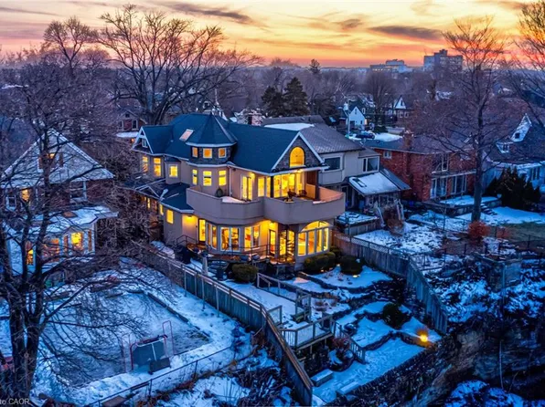 91 Mountain Park Ave, Hamilton, ON L9A 1A1