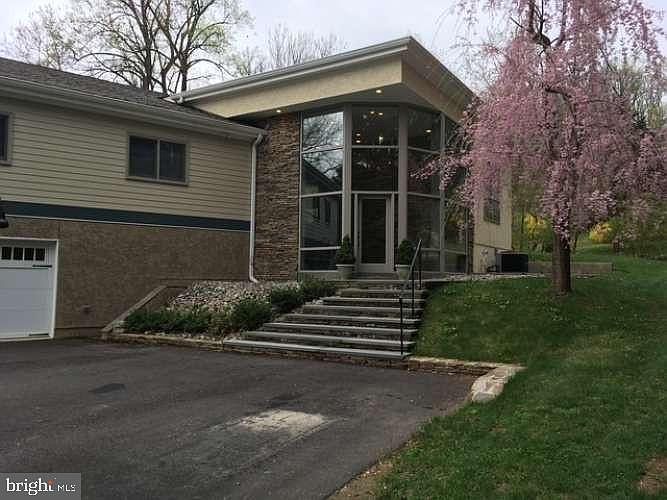 1st image of 215 Oakwood Ln