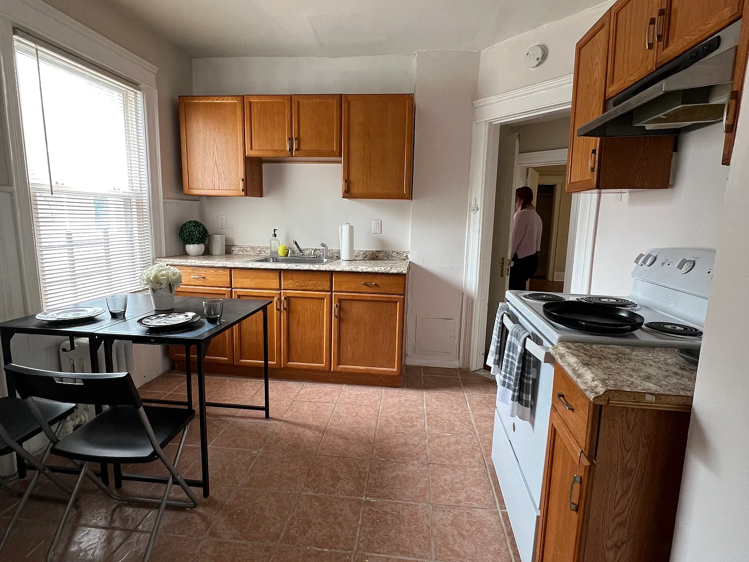 4 bed, 1137 sqft, $4,680 — Photo 1