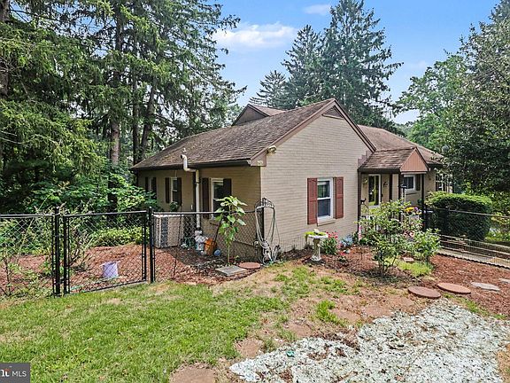2nd image of 210 Greenwood Ct
