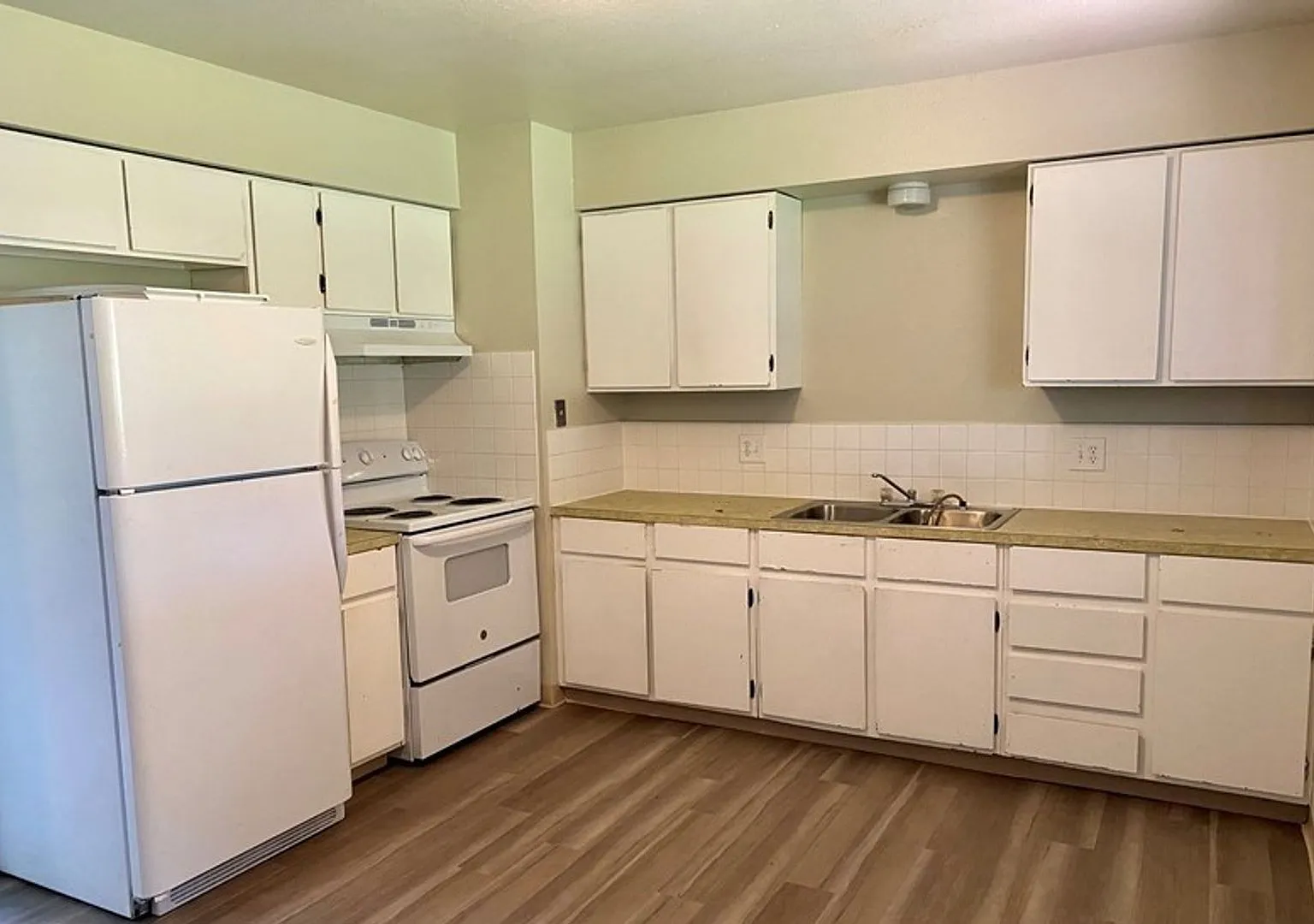 3-Bedroom Home Near Dining and Shopping — Photo 4