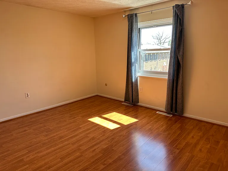 1505 Harewood Sq — Photo 5