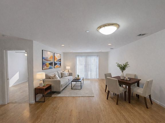 4th image of 100 Woodcrest Ln APT 102