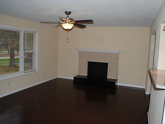 3rd image of 403 York Warwick Dr