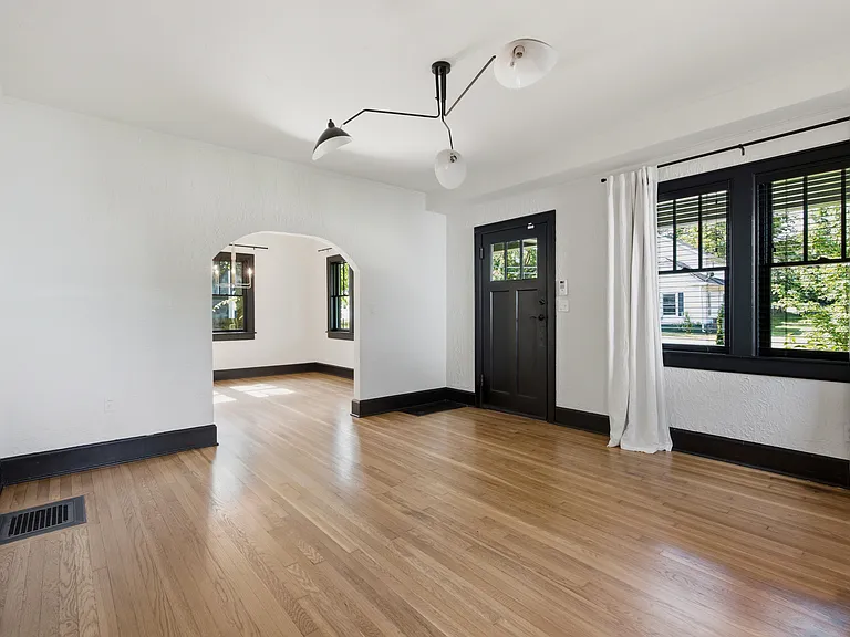 1043 Sharpe Ave — Photo 6