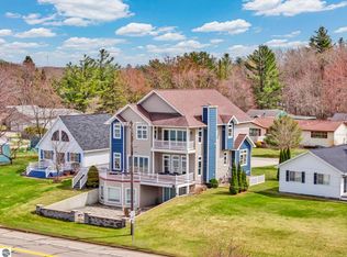 2121 Sunnyside Dr, Cadillac, MI 49601
