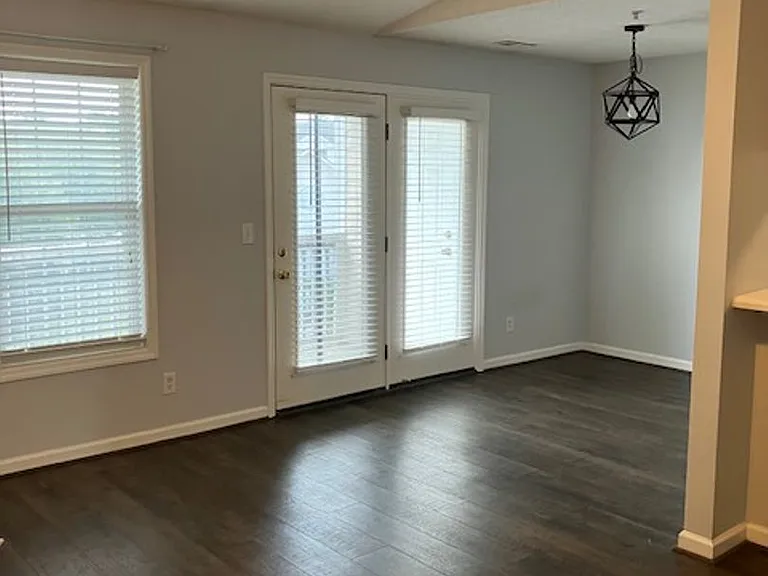 904 Litchfield Way #J — Photo 5