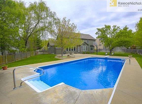 Heated Pool out Back w/ BRAND NEW Pool Heater!!!!