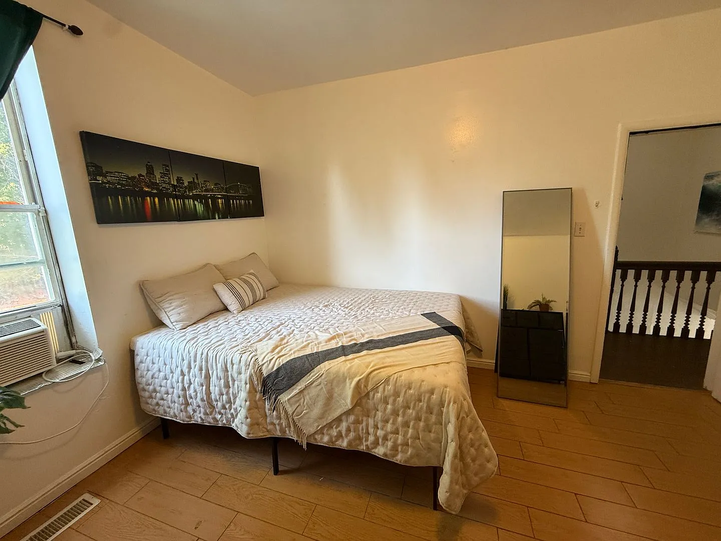 Amazing Deal ! Large modern-style furnished private guy room in avenues ! — Photo 4