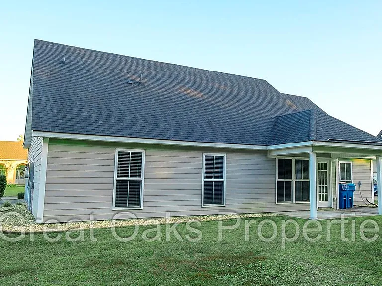 108 Wellington Cir — Photo 2