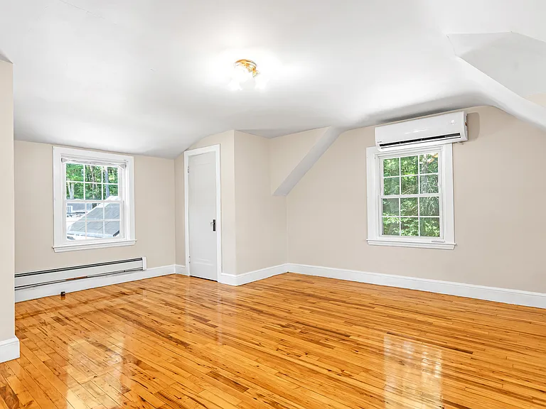 1186 Douglas Pike — Photo 12