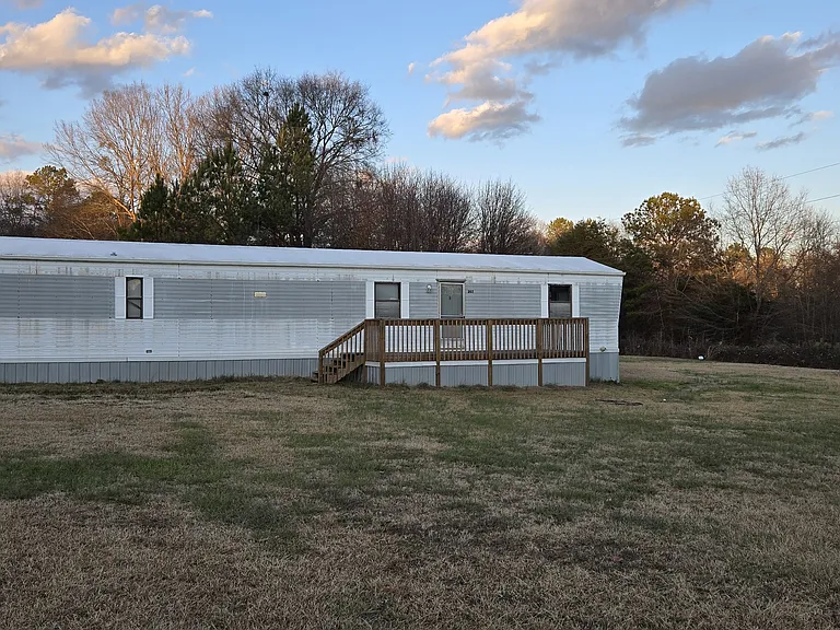207 Tripp St — Photo 2