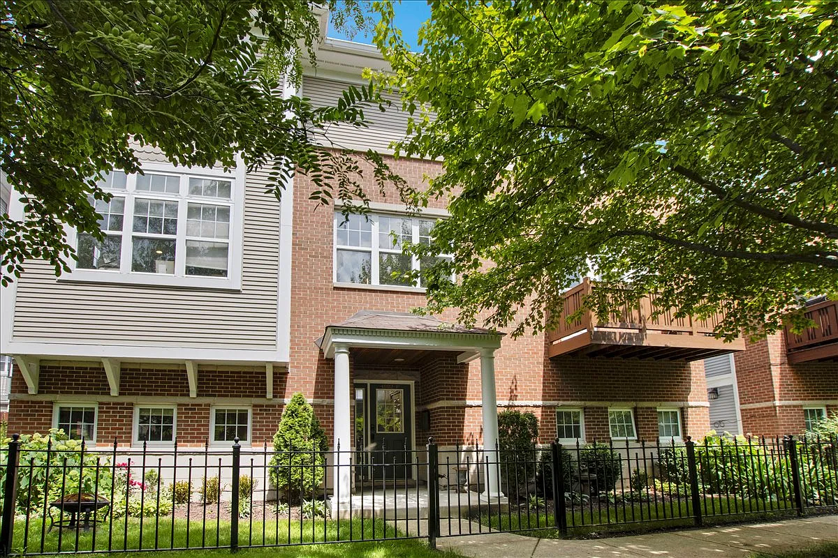4922 S Cornell Ave — Photo 2