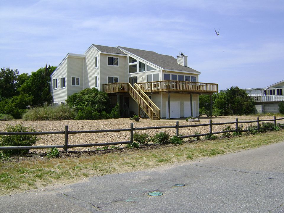 2425 Sandfiddler Road