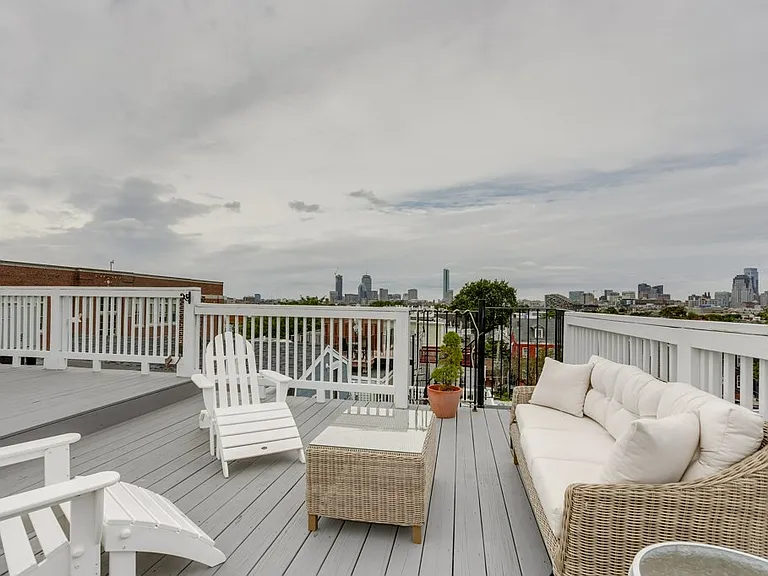 214 W 7th St #2L — Photo 34
