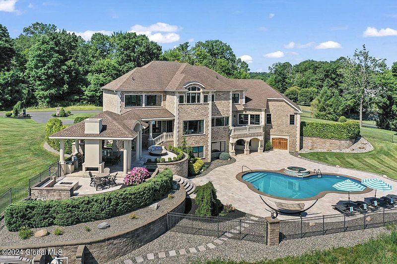 2nd image of 7 Stoneridge Drive