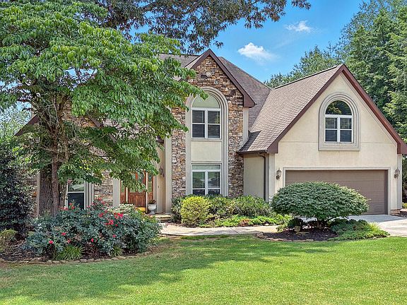 2nd image of 705 Lago Cir