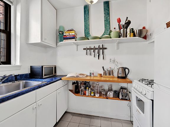 5th image of 245 E 37th St APT 6C