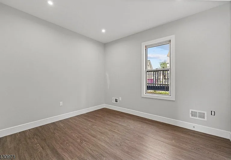59 Locust Ave #1R — Photo 6