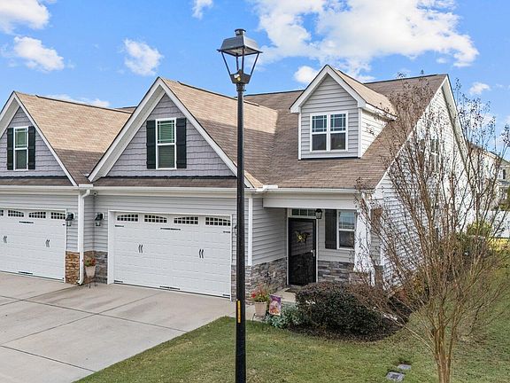 3rd image of 92 Radcliffe Ct