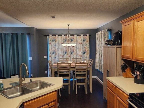 4th image of 174 Elizabeth Dr