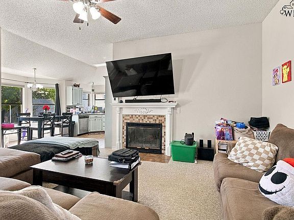 4th image of 11 Colonial Dr