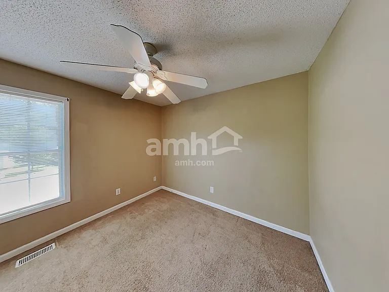 220 Remington Ct — Photo 15